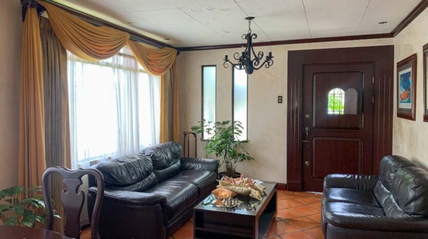 Casa esquinera con lote adjunto en venta en Pavas-Sala