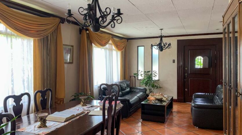 Casa esquinera con lote adjunto en venta en Pavas-Sala