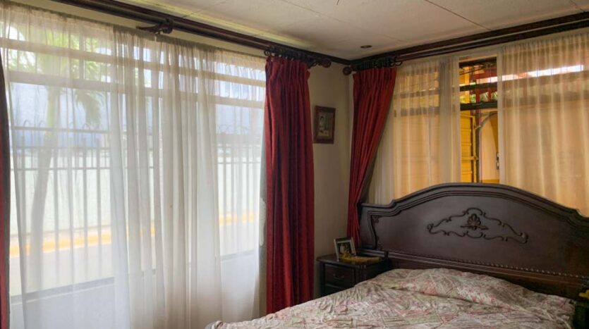 Casa esquinera con lote adjunto en venta en Pavas-Habitación