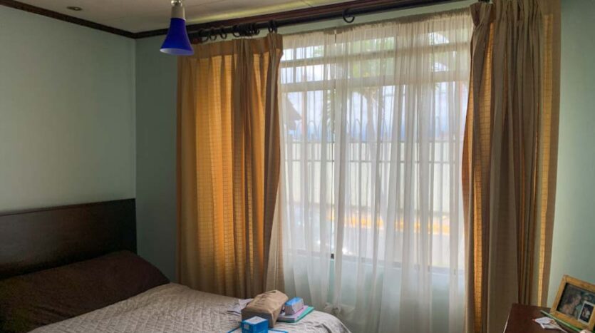 Casa esquinera con lote adjunto en venta en Pavas-Habitación