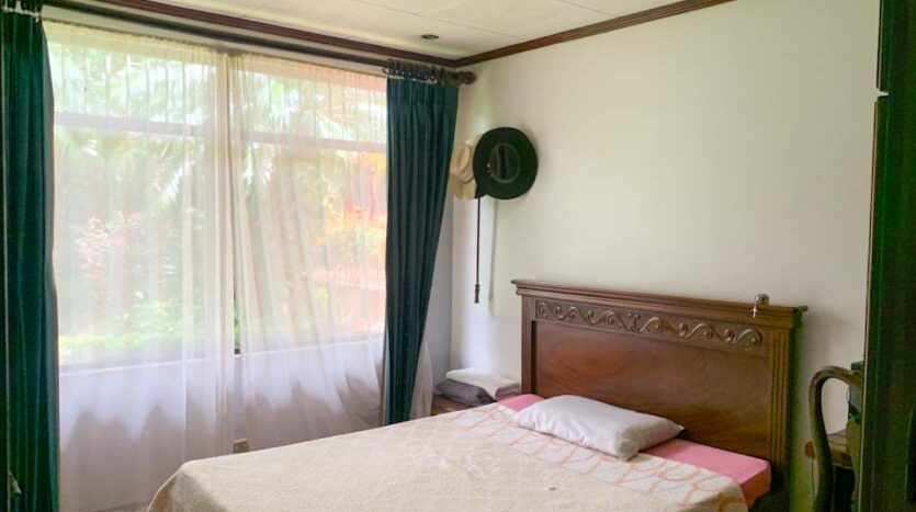 Casa esquinera con lote adjunto en venta en Pavas-Habitación