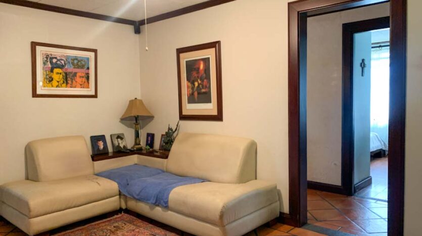 Casa esquinera con lote adjunto en venta en Pavas-Sala