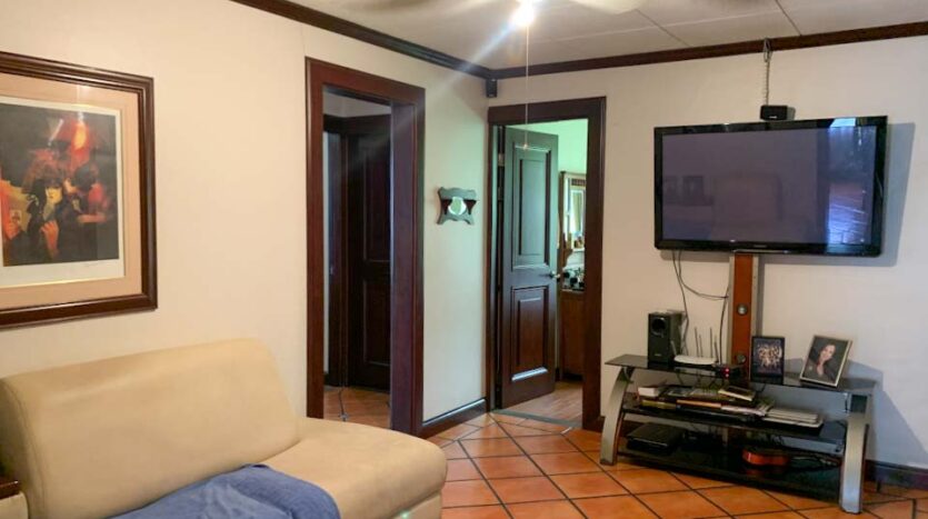 Casa esquinera con lote adjunto en venta en Pavas-Sala