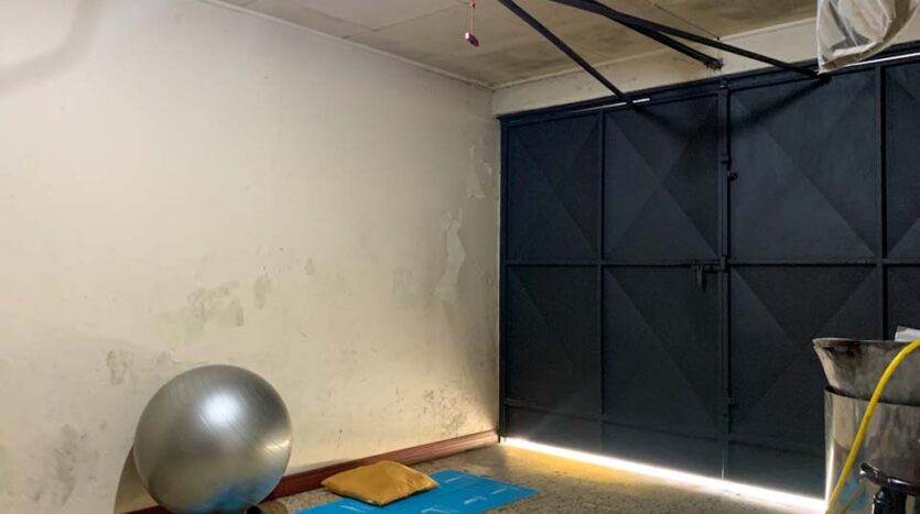 Casa esquinera con lote adjunto en venta en Pavas-Estacionamiento