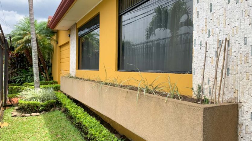 Casa esquinera con lote adjunto en venta en Pavas-Lateral