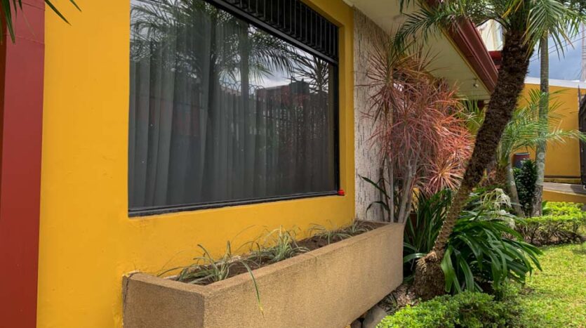 Casa esquinera con lote adjunto en venta en Pavas-Lateral