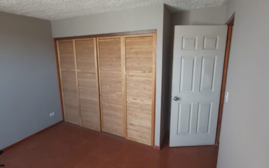 INVERSIONISTAS: se vende propiedad con 3 apartamentos alquilados en residencial en San Rafael de Alajuela COD#76601