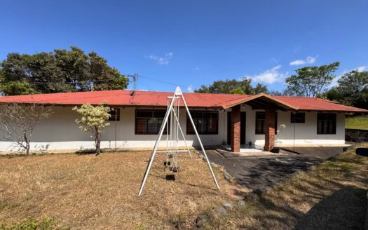 PRECIO SUPER REBAJADO! Viva en un espacio INCREIBLE en la ciudad pero con un Lote de finca! 2606m2 con casa de 200mts en Santa Ana COD #80496