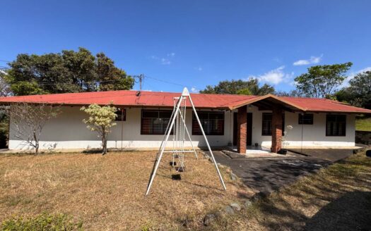 PRECIO SUPER REBAJADO! Viva en un espacio INCREIBLE en la ciudad pero con un Lote de finca! 2606m2 con casa de 200mts en Santa Ana COD #80496