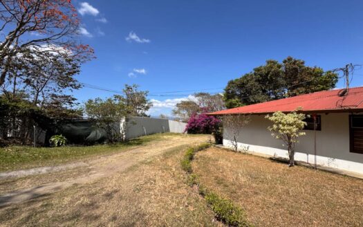 PRECIO SUPER REBAJADO! Viva en un espacio INCREIBLE en la ciudad pero con un Lote de finca! 2606m2 con casa de 200mts en Santa Ana COD #80496