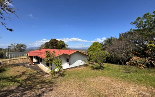 PRECIO SUPER REBAJADO! Viva en un espacio INCREIBLE en la ciudad pero con un Lote de finca! 2606m2 con casa de 200mts en Santa Ana COD #80496