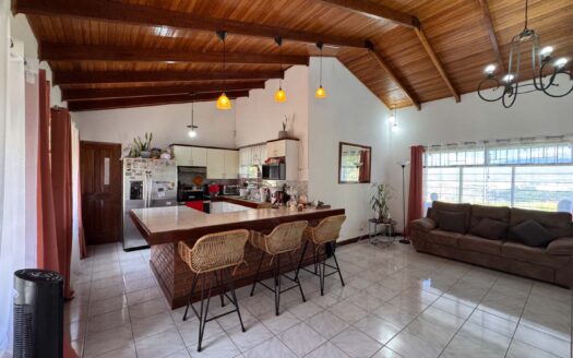 PRECIO SUPER REBAJADO! Viva en un espacio INCREIBLE en la ciudad pero con un Lote de finca! 2606m2 con casa de 200mts en Santa Ana COD #80496