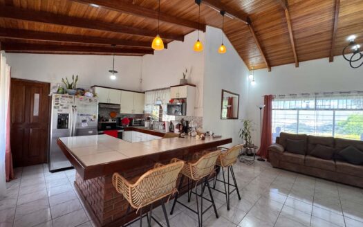 PRECIO SUPER REBAJADO! Viva en un espacio INCREIBLE en la ciudad pero con un Lote de finca! 2606m2 con casa de 200mts en Santa Ana COD #80496