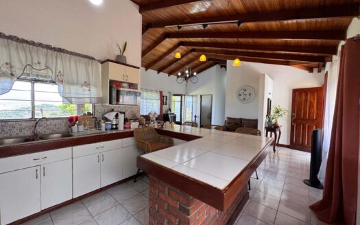 PRECIO SUPER REBAJADO! Viva en un espacio INCREIBLE en la ciudad pero con un Lote de finca! 2606m2 con casa de 200mts en Santa Ana COD #80496