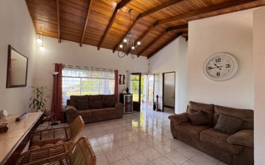 PRECIO SUPER REBAJADO! Viva en un espacio INCREIBLE en la ciudad pero con un Lote de finca! 2606m2 con casa de 200mts en Santa Ana COD #80496