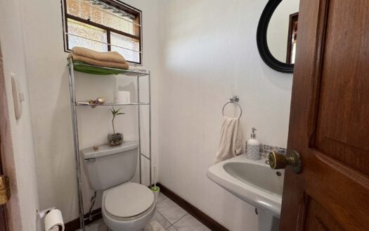 PRECIO SUPER REBAJADO! Viva en un espacio INCREIBLE en la ciudad pero con un Lote de finca! 2606m2 con casa de 200mts en Santa Ana COD #80496