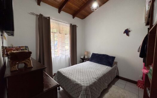 PRECIO SUPER REBAJADO! Viva en un espacio INCREIBLE en la ciudad pero con un Lote de finca! 2606m2 con casa de 200mts en Santa Ana COD #80496