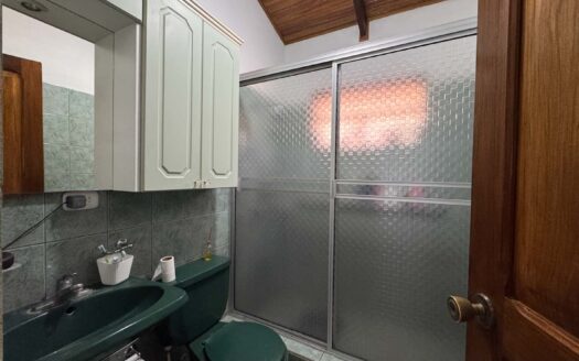 PRECIO SUPER REBAJADO! Viva en un espacio INCREIBLE en la ciudad pero con un Lote de finca! 2606m2 con casa de 200mts en Santa Ana COD #80496