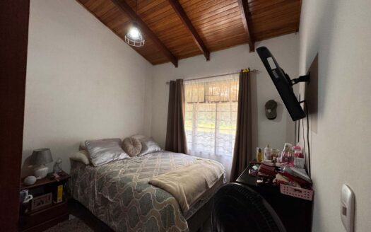 PRECIO SUPER REBAJADO! Viva en un espacio INCREIBLE en la ciudad pero con un Lote de finca! 2606m2 con casa de 200mts en Santa Ana COD #80496