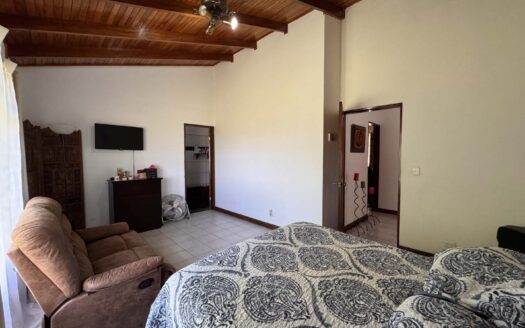 PRECIO SUPER REBAJADO! Viva en un espacio INCREIBLE en la ciudad pero con un Lote de finca! 2606m2 con casa de 200mts en Santa Ana COD #80496