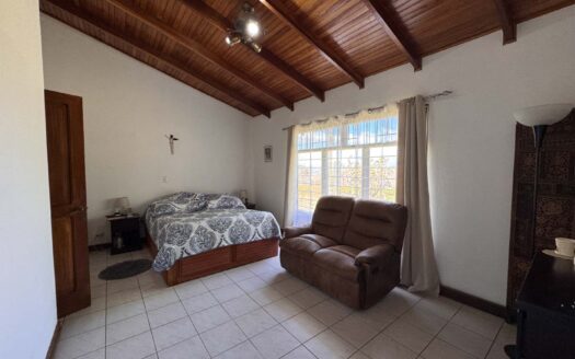 PRECIO SUPER REBAJADO! Viva en un espacio INCREIBLE en la ciudad pero con un Lote de finca! 2606m2 con casa de 200mts en Santa Ana COD #80496