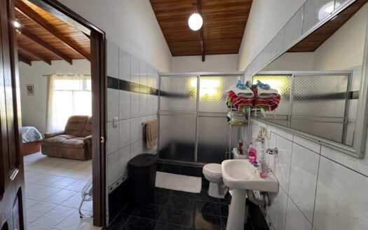 PRECIO SUPER REBAJADO! Viva en un espacio INCREIBLE en la ciudad pero con un Lote de finca! 2606m2 con casa de 200mts en Santa Ana COD #80496