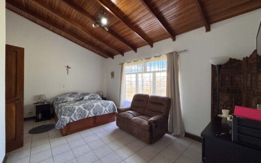 PRECIO SUPER REBAJADO! Viva en un espacio INCREIBLE en la ciudad pero con un Lote de finca! 2606m2 con casa de 200mts en Santa Ana COD #80496