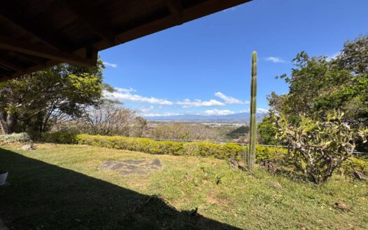 PRECIO SUPER REBAJADO! Viva en un espacio INCREIBLE en la ciudad pero con un Lote de finca! 2606m2 con casa de 200mts en Santa Ana COD #80496