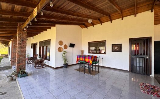 PRECIO SUPER REBAJADO! Viva en un espacio INCREIBLE en la ciudad pero con un Lote de finca! 2606m2 con casa de 200mts en Santa Ana COD #80496