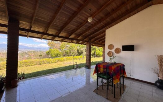 PRECIO SUPER REBAJADO! Viva en un espacio INCREIBLE en la ciudad pero con un Lote de finca! 2606m2 con casa de 200mts en Santa Ana COD #80496