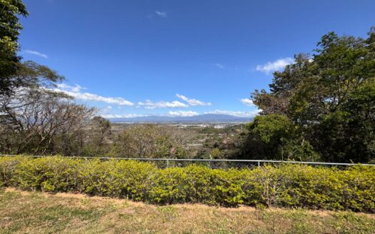 PRECIO SUPER REBAJADO! Viva en un espacio INCREIBLE en la ciudad pero con un Lote de finca! 2606m2 con casa de 200mts en Santa Ana COD #80496