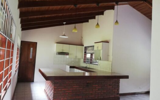 PRECIO SUPER REBAJADO! Viva en un espacio INCREIBLE en la ciudad pero con un Lote de finca! 2606m2 con casa de 200mts en Santa Ana COD #80496