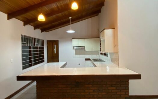 PRECIO SUPER REBAJADO! Viva en un espacio INCREIBLE en la ciudad pero con un Lote de finca! 2606m2 con casa de 200mts en Santa Ana COD #80496