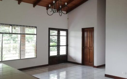 PRECIO SUPER REBAJADO! Viva en un espacio INCREIBLE en la ciudad pero con un Lote de finca! 2606m2 con casa de 200mts en Santa Ana COD #80496