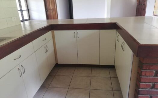 PRECIO SUPER REBAJADO! Viva en un espacio INCREIBLE en la ciudad pero con un Lote de finca! 2606m2 con casa de 200mts en Santa Ana COD #80496