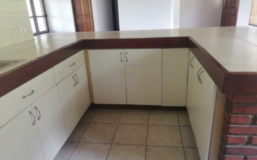 PRECIO SUPER REBAJADO! Viva en un espacio INCREIBLE en la ciudad pero con un Lote de finca! 2606m2 con casa de 200mts en Santa Ana COD #80496