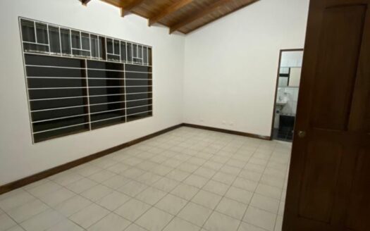 PRECIO SUPER REBAJADO! Viva en un espacio INCREIBLE en la ciudad pero con un Lote de finca! 2606m2 con casa de 200mts en Santa Ana COD #80496