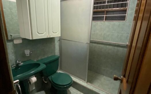 PRECIO SUPER REBAJADO! Viva en un espacio INCREIBLE en la ciudad pero con un Lote de finca! 2606m2 con casa de 200mts en Santa Ana COD #80496