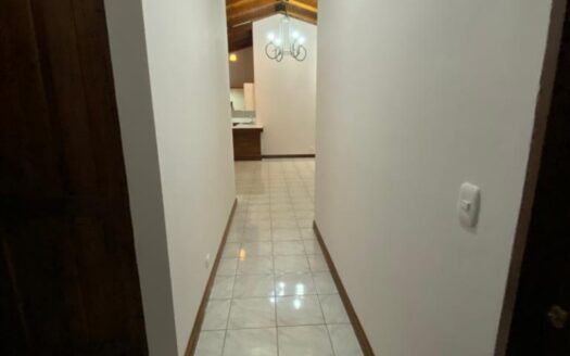 PRECIO SUPER REBAJADO! Viva en un espacio INCREIBLE en la ciudad pero con un Lote de finca! 2606m2 con casa de 200mts en Santa Ana COD #80496