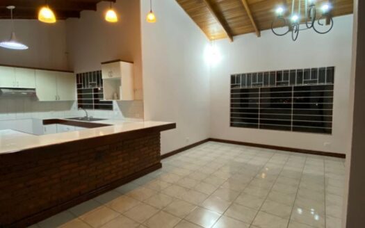PRECIO SUPER REBAJADO! Viva en un espacio INCREIBLE en la ciudad pero con un Lote de finca! 2606m2 con casa de 200mts en Santa Ana COD #80496