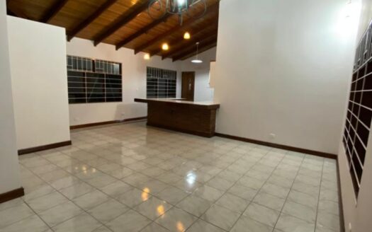 PRECIO SUPER REBAJADO! Viva en un espacio INCREIBLE en la ciudad pero con un Lote de finca! 2606m2 con casa de 200mts en Santa Ana COD #80496