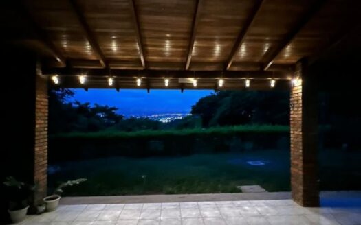 PRECIO SUPER REBAJADO! Viva en un espacio INCREIBLE en la ciudad pero con un Lote de finca! 2606m2 con casa de 200mts en Santa Ana COD #80496