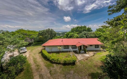 PRECIO SUPER REBAJADO! Viva en un espacio INCREIBLE en la ciudad pero con un Lote de finca! 2606m2 con casa de 200mts en Santa Ana COD #80496