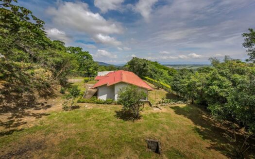 PRECIO SUPER REBAJADO! Viva en un espacio INCREIBLE en la ciudad pero con un Lote de finca! 2606m2 con casa de 200mts en Santa Ana COD #80496