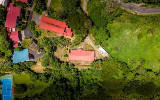 PRECIO SUPER REBAJADO! Viva en un espacio INCREIBLE en la ciudad pero con un Lote de finca! 2606m2 con casa de 200mts en Santa Ana COD #80496