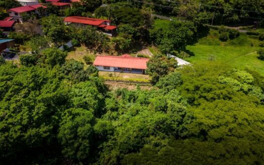 PRECIO SUPER REBAJADO! Viva en un espacio INCREIBLE en la ciudad pero con un Lote de finca! 2606m2 con casa de 200mts en Santa Ana COD #80496