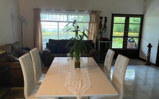 PRECIO SUPER REBAJADO! Viva en un espacio INCREIBLE en la ciudad pero con un Lote de finca! 2606m2 con casa de 200mts en Santa Ana COD #80496