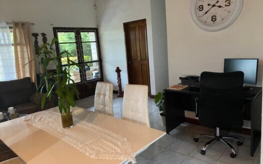 PRECIO SUPER REBAJADO! Viva en un espacio INCREIBLE en la ciudad pero con un Lote de finca! 2606m2 con casa de 200mts en Santa Ana COD #80496