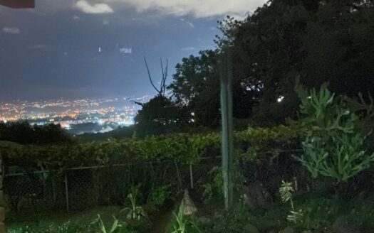 PRECIO SUPER REBAJADO! Viva en un espacio INCREIBLE en la ciudad pero con un Lote de finca! 2606m2 con casa de 200mts en Santa Ana COD #80496