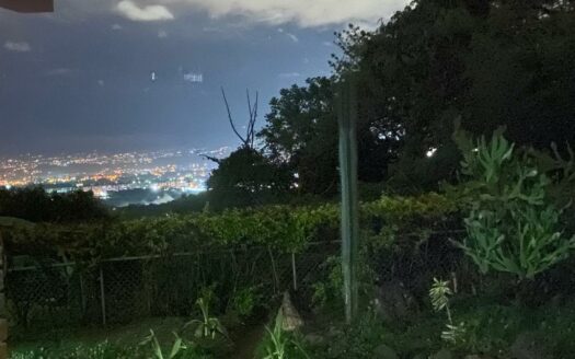 PRECIO SUPER REBAJADO! Viva en un espacio INCREIBLE en la ciudad pero con un Lote de finca! 2606m2 con casa de 200mts en Santa Ana COD #80496